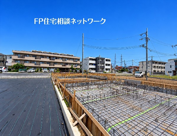 外観:周辺は穏やかな空気が流れる住環境良好なエリアです。ご家族のライフスタイルを豊かに彩る、機能性と美しさを兼ね備えた2階建ての新築戸建てです。