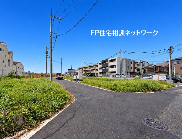 外観:閑静な住宅地に、光あふれる中庭を擁する2階建てデザイナーズ住宅が誕生します。洗練された外観と、広々として室内空間が日々の暮らしに安らぎと彩りをもたらします。