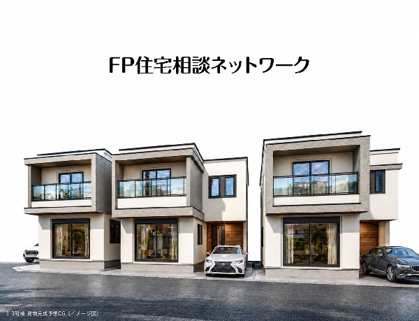 外観:閑静な住宅地に並ぶ、個性が光る2階建てのデザイナーズ住宅。白を基調とした外観とガラス手すりのバルコニーが、すっきりとした街並みを演出します。
