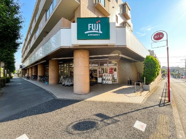 周辺環境:FUJI五月台店(五月台駅より徒歩１分の、閑静な住宅が立ち並ぶ一角にフジ五月台店があります。五月台店の営業時間は9：30～24：00、駐車場50台有り。)