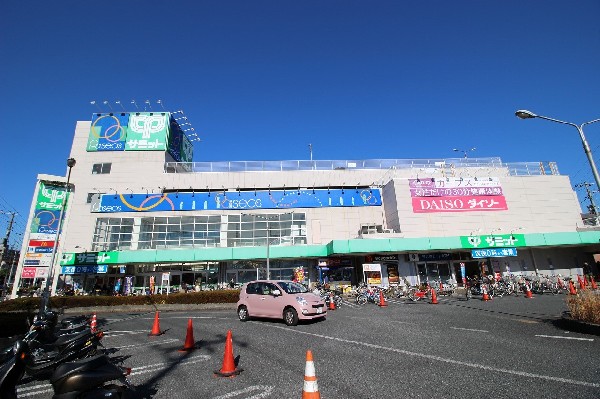 周辺環境:サミット南加瀬（パシオス）(首都圏でスーパーマーケットを展開するサミット。2階には衣料品のパシオス、ダイソーがあります。)