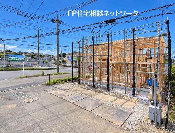 外観:南道路の角地に位置し、開放感のある建築現場です。周辺には緑も多く、日差しが心地よく差し込みます。車3台駐車可能で、ゲストを招く際にも困りません。未来の快適な住まいがここから始まります。