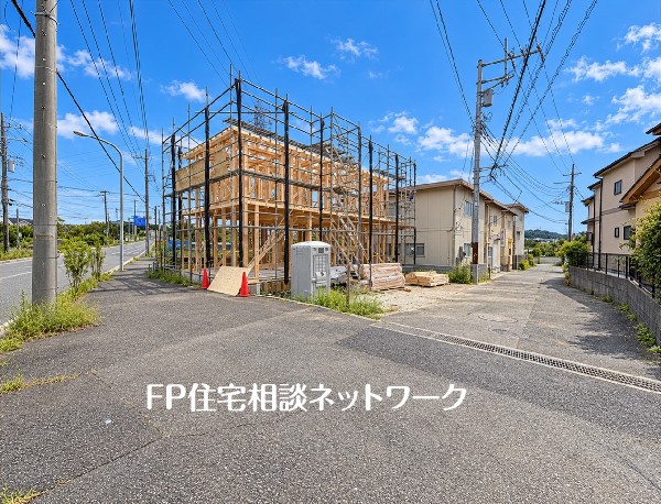 外観:緑豊かな住宅地に佇む、日当たりの良い南道路の物件です。2階建ての構造が組み上がり、理想の住まいが形になっています。車は3台駐車可能ですので、ご家族全員のお車も余裕をもって停められます。