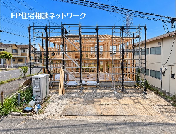 外観:南道路に面し、陽当たりが良好な建築中の物件です。カースペースは3台分確保でき、広々としています。