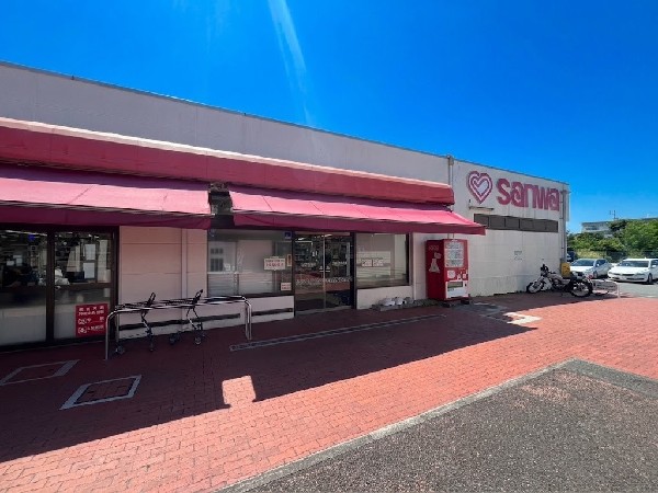 周辺環境:sanwa 鴨志田店(地域に密着した食品スーパーマーケット三和（SANWA）。営業時間10：00-21：00。)
