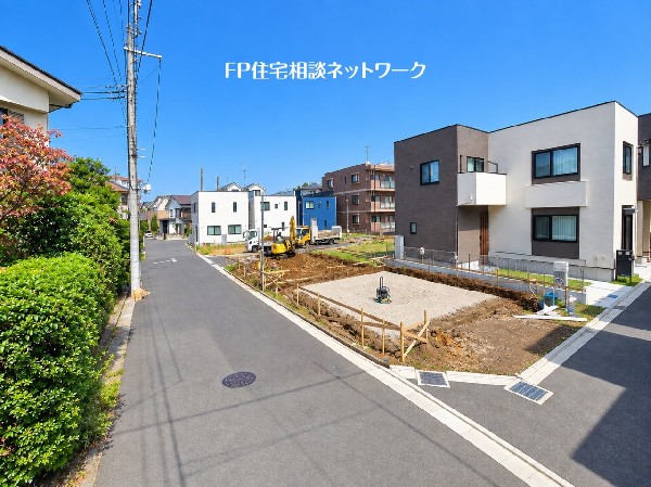 外観:キューブ型のスタイリッシュな住宅が建ち並ぶ、統一感のある街並み。道路との高低差もなく、開放的で暮らしやすい住環境です。
