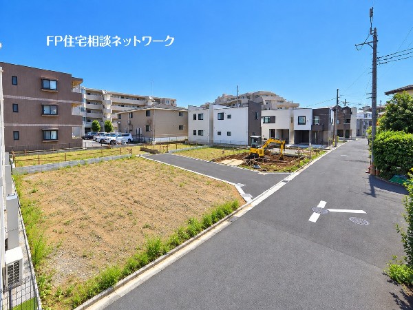 外観:前面道路はすっきりと整備され、開放感のある街並みが広がります。周辺には新しい住宅が建ち並び、分譲地ならではの整った住環境も魅力です。