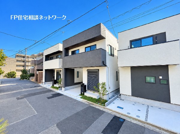外観:【類似外観同仕様】施工例のため分譲中の建物とは外壁、屋根開口部等の形状・仕様が異なります 。