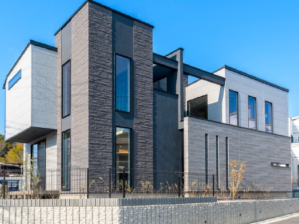外観:【プラン例　建物価格2400万円　建物面積97m2 Vivant観仕様】内外装のグレードを上げた意匠デザインを採用。