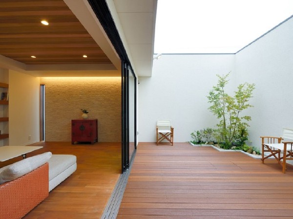 外観:【プラン例　建物価格2400万円　建物面積97m2】内と外が心地よくつながる開放的なテラス空間。