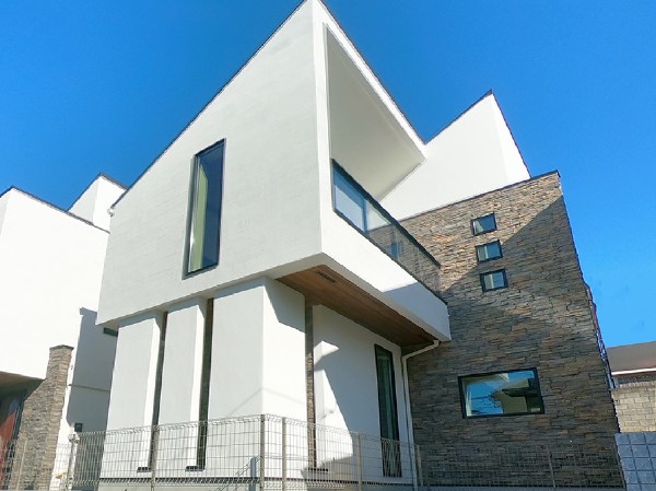 外観:【プラン例　建物価格2400万円　建物面積97m2　Fredge標準外観仕様】石とガラスで魅せる重厚感のあるファサード。