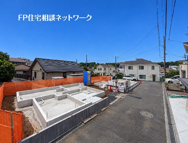 外観:前面道路に沿った敷地の様子を斜めから撮影。車でのアプローチや道路からの見え方を確認できます。