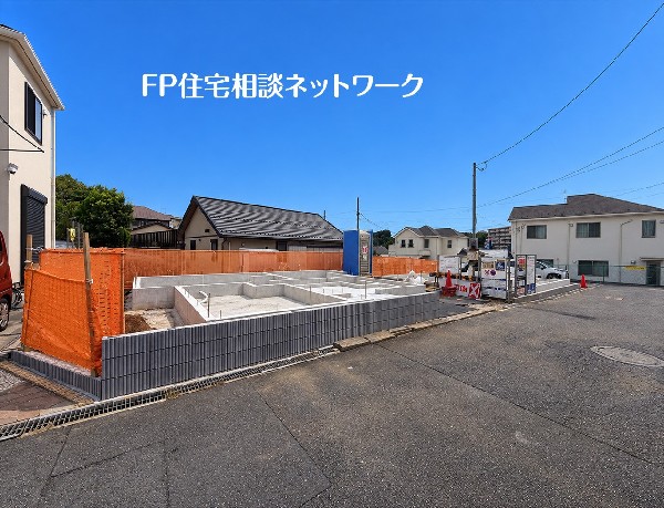 外観:隣接する住宅との並びが見える角度。周囲の建物との距離感をつかみ、完成後の暮らしをイメージできます。