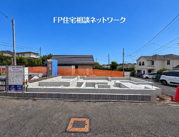 外観:正面から見ると基礎の広がりがよく分かります。これから建ち上がる住まいの姿が楽しみになる風景です。