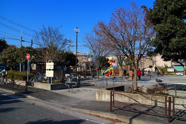 周辺環境:子母口旭田公園(動物のモチーフが付いたかわいい複合遊具には3つのすべり台が付いており、小さい子から遊ぶことができそうです。遊具はその他、砂場があります。)