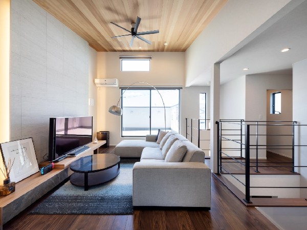 【プラン例　建物価格2400万円　建物面積97m2】木の温もりを感じる板張りの天井と、開放感あふれる吹き抜けが調和した上質な空間。