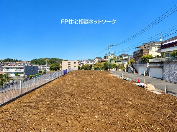 外観:開放感のある広々とした現地。周辺には低層住宅が多く、落ち着いた住環境が広がります。青空が映える開放的なロケーションで、陽当たりの良さも感じられます。