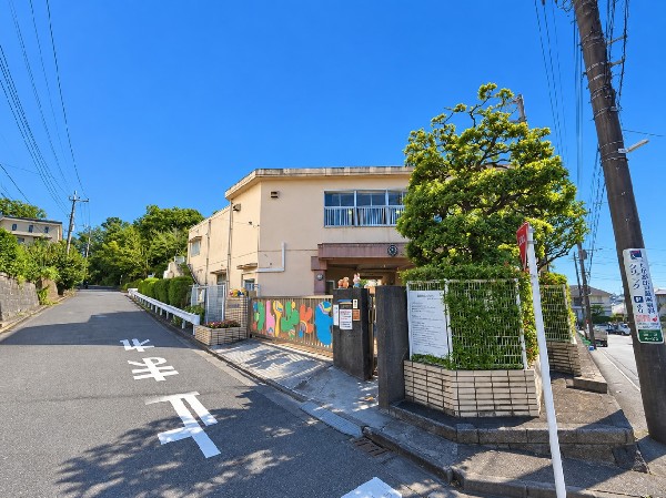 周辺環境:ちよがおか幼稚園(認定こども園、豊かな心と健やかな身体を育むことを大切にし、一人ひとりの成長に寄り添った保育を行っています。)