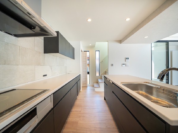 【プラン例　建物価格2400万円　建物面積97m2】広々とした動線で家事が捗るスタイリッシュなモダンキッチン。