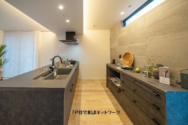 【プラン例　建物価格2400万円　建物面積97m2】お手伝いをしてくれるお子様と並びながら準備や片付けが出来るキッチンです。