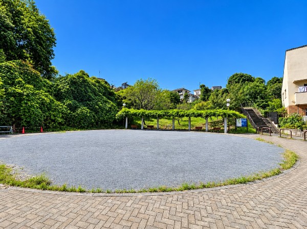 周辺環境:万福寺さとやま公園(緑豊かな自然を身近に感じられる公園。広々とした広場や散策路があり、お子様とのお散歩や休日のリフレッシュにも嬉しい住環境です。)