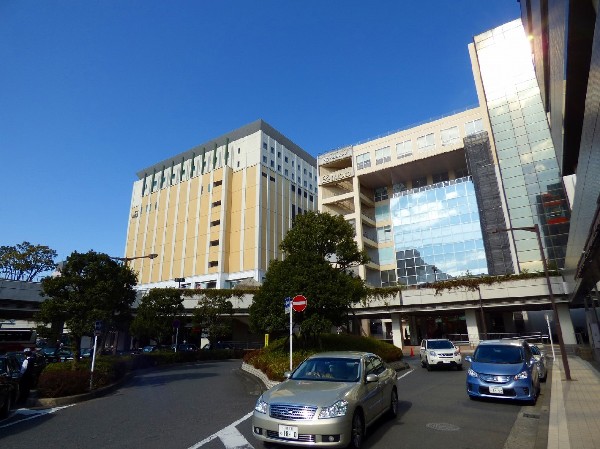 周辺環境:新百合ヶ丘駅(ショッピングモールや映画館のある駅ビルが立ち並ぶ人気の駅です。区役所等の公共機関も多数集まっており便利です。)