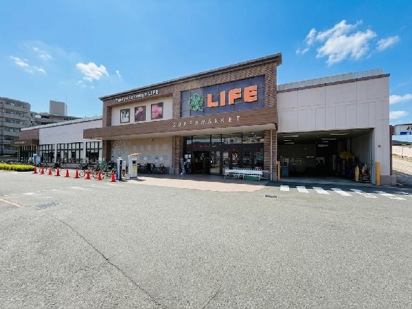 周辺環境:ライフ大倉山店(スーパーマーケット ライフは、「おいしい」「ワクワク」「ハッピー」をお届けします。大倉山店の営業時間は9：00～22：00。)