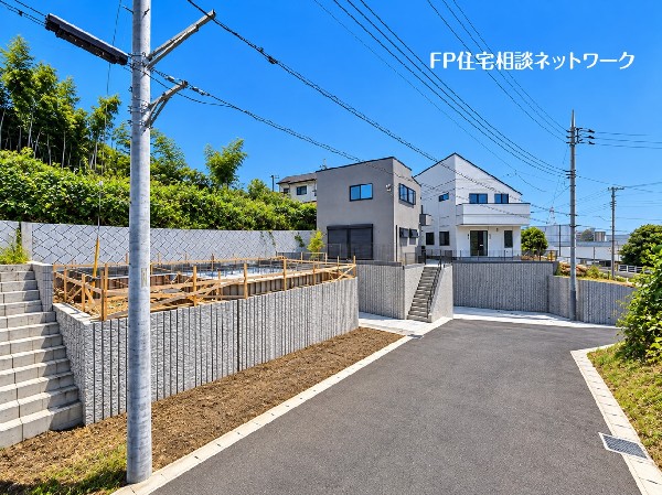 外観:前面道路はゆとりある幅員約6ｍ。お車の出し入れもスムーズで、開放感あふれる街並みが魅力。緑豊かな閑静な住宅街で、穏やかな暮らしを叶えます。