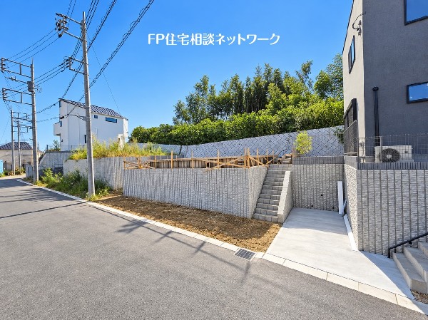 外観:緑豊かな自然と開放感に恵まれた閑静な住宅街。落ち着いた街並みが広がる、穏やかで心地よい住環境が魅力です。