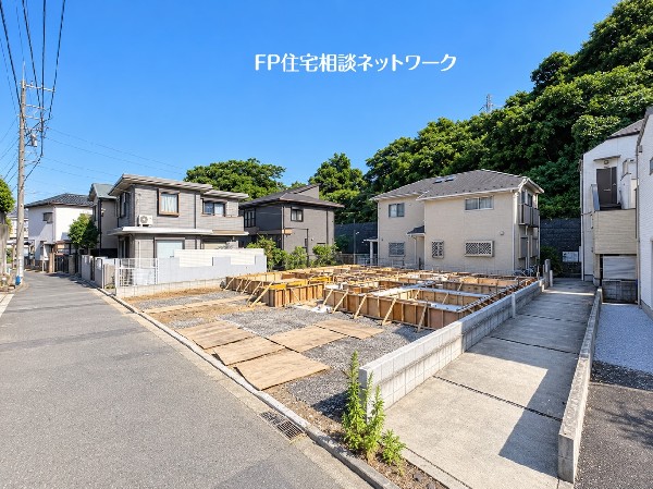 外観:敷地の両サイドは隣地の通路となっており、隣接建物との間にゆとりが生まれる開放的な住環境。陽当たりや風通しにも配慮された、ゆとりを感じる立地が魅力です。