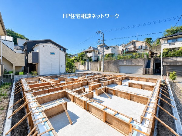 外観:周辺は落ち着いた住環境が広がり、穏やかな暮らしを叶えるロケーションです。現地にて陽当たりや周辺環境:をぜひご体感ください。
