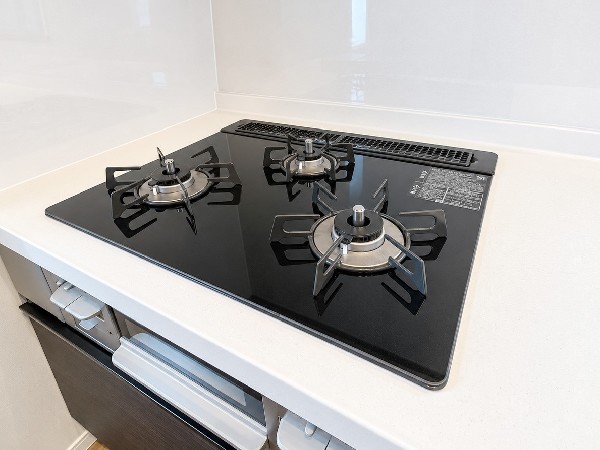 【】建築プラン例【標準装備　3つ口ガスコンロ】  同時に異なる料理を作ることができ、調理時間を大幅に短縮できる便利な調理器具です。様々なサイズの鍋に対応し、効率的な調理をサポートします。