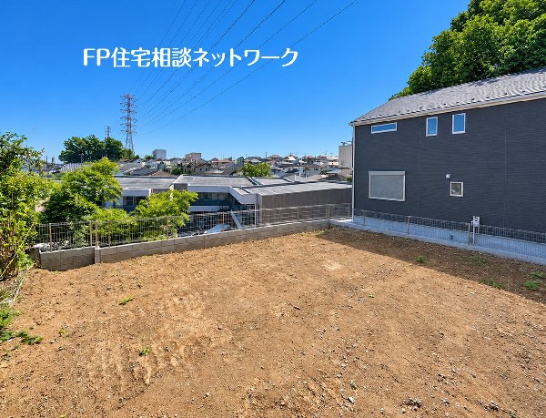 外観:【外観】  前面に大きく広がる敷地と、抜け感のある眺望が魅力。周辺には緑も感じられ、開放的な暮らしを想像できます。庭づくりや屋外時間も楽しみが広がる環境です。