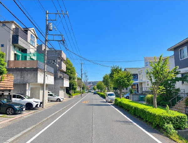 外観:駅までの街並み  街路樹の緑が彩る、整った住宅街の街並み。空が広がる見通しのよい通りが、暮らしに開放感を添えます。周辺の雰囲気も、ご見学の際にぜひお確かめください。