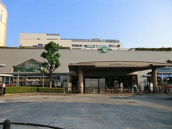 周辺環境:田園都市線 青葉台駅(言わずと知れた田都の人気駅。駅周辺の道路、街路樹、街並みが綺麗なことと、雰囲気ある店舗が多いことでお洒落な街として君臨している。)