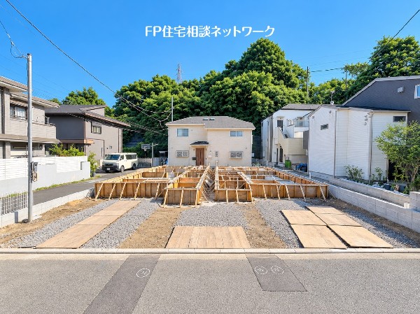 外観:閑静な住宅街に誕生する新築デザイナーズ住宅。周辺は落ち着いた街並みが広がり、開放感のある現地が魅力です。