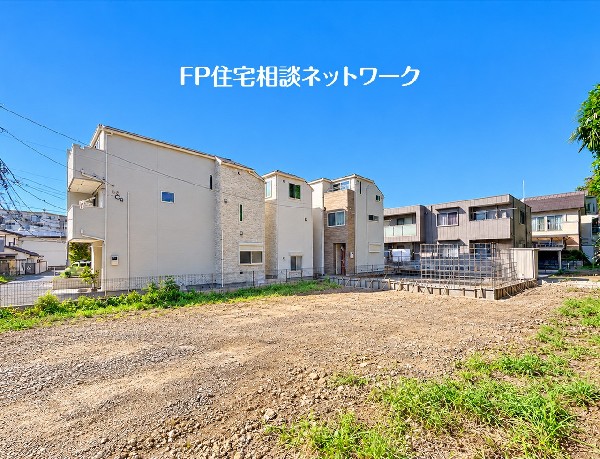 外観:青空が広がる現地は、戸建住宅が並ぶ住宅街の一角。敷地の様子や周辺の街並みを確かめながら、新しい住まいでの暮らしをイメージしていただけます。