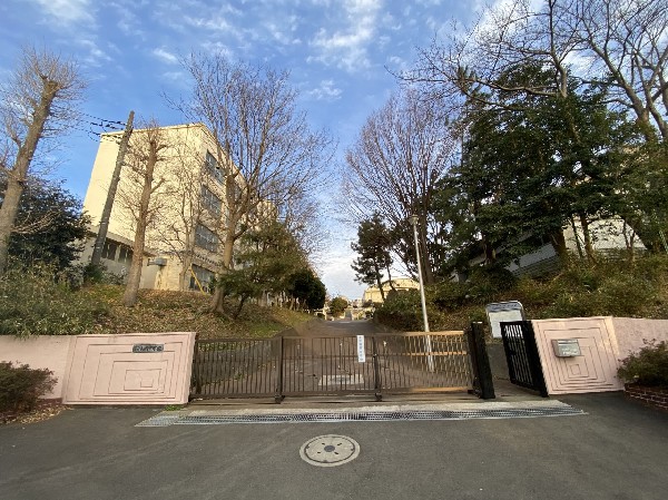 周辺環境:山内中学校(昭和22年開校。美しが丘の閑静な住宅街に位置する中学校です。)