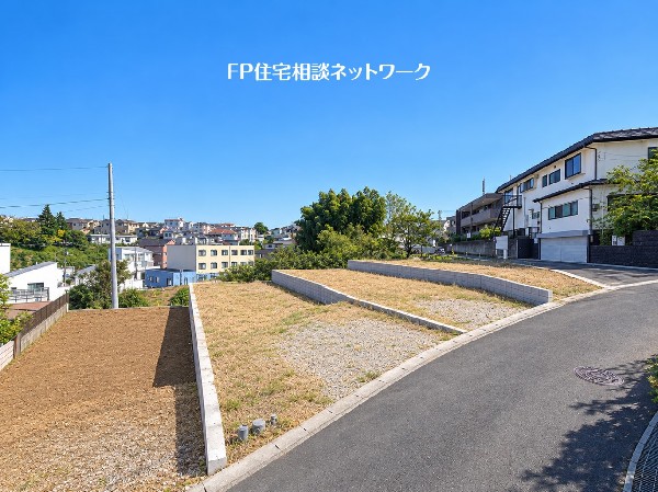 外観:青空が広がる開放的な住宅街に、スタイリッシュな2階建てデザイナーズ住宅が誕生。洗練されたデザインと快適な住空間を兼ね備えた、こだわりの住まいです。