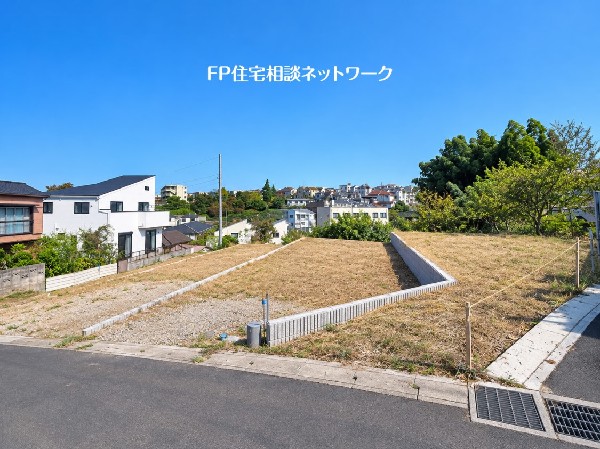 外観:周辺には緑豊かな自然と閑静な住宅街が広がり、穏やかな住環境が魅力です。ゆとりある敷地で理想のマイホームを実現できます。