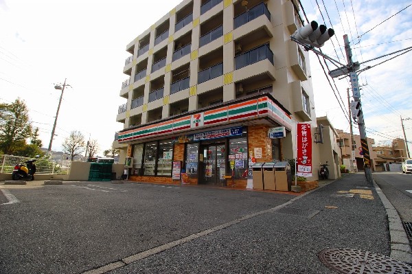 周辺環境:セブン‐イレブン川崎野川店(セブンミール、お弁当に定評のあるセブンイレブン、コンビニエンスの最大手ですね。)