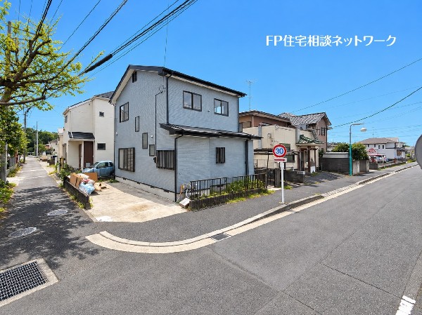 外観:開放感あふれる角地に佇む2階建て住宅。陽当たりや風通しも期待できます。落ち着いた住宅街に位置し、穏やかな住環境も魅力です。