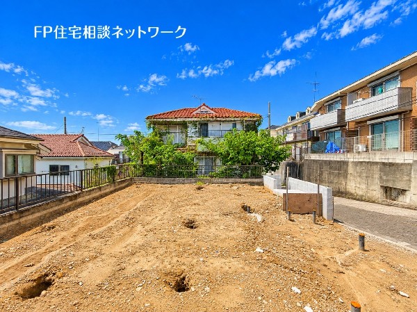 外観:青空が広がる開放的な住環境。周辺には落ち着いた住宅街が広がり、緑豊かな木々が街並みに彩りを添えています。