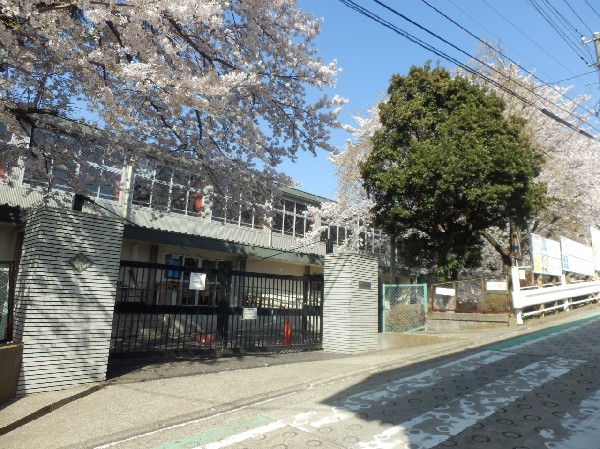 周辺環境:港北小学校(昭和24年創立で全校生徒約780人の小学校。地域のモデル校として評判は非常に良い。校舎を新設しており、廊下と教室に壁をなくし開放的な雰囲気も良い。)