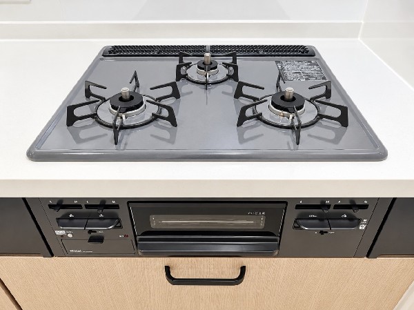 【三口ガスコンロ】同時に異なる料理を作ることができ、調理時間を大幅に短縮できる便利な調理器具です。様々なサイズの鍋に対応し、効率的な調理をサポートします。