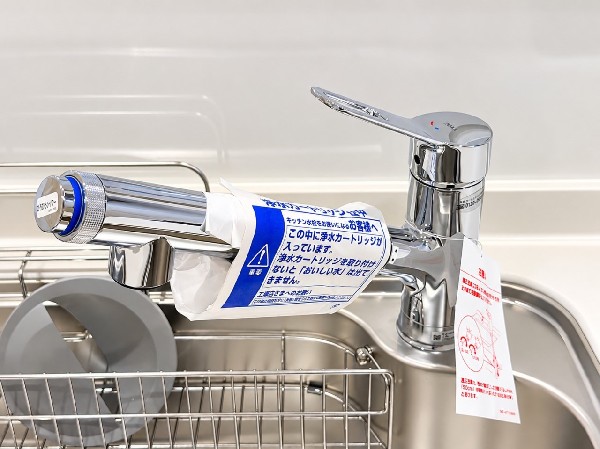 【ビルトイン浄水器】別置きの浄水器が不要のため省スペースで設置可能。手元のレバーやボタンで簡単に浄水と水道水を切り替えられ、快適に利用できます。