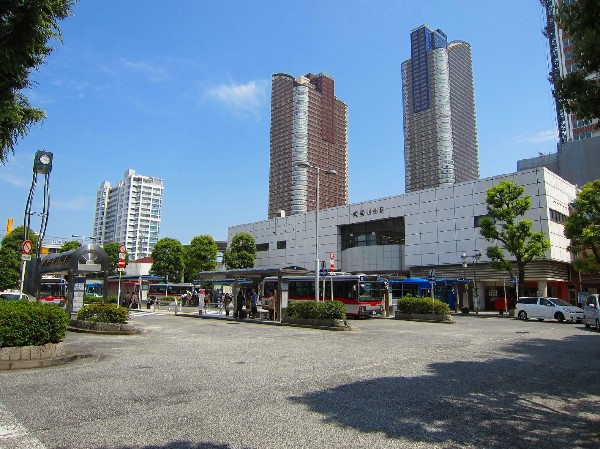 周辺環境:武蔵小杉駅(東急東横線、目黒線、JR南武線、JR横須賀線などアクセス良好。タワーマンションの林立する様はやはり圧巻です。ららテラスなど、商業施設も充実しています。)