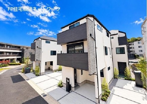 外観:【類似外観同仕様】 施工例のため分譲中の建物とは外壁、屋根開口部等の形状・仕様が異なります。