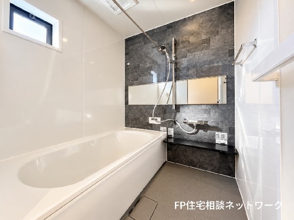一日の疲れをゆっくりと癒す、心地よいバスルーム。ゆったりと湯船に浸かりながら、心も身体もリフレッシュできる寛ぎの空間です。
