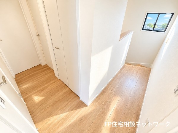 窓から明るい陽射しが差し込む、開放感のある廊下スペース。自然光が室内をやさしく照らし、住まい全体に明るく爽やかな印象を与えてくれます。